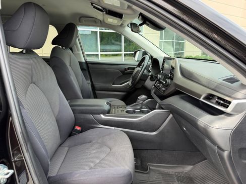 Used 2020 Toyota Highlander LE AWD/4WD image 34