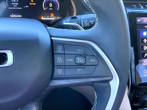 Used 2023 Jeep Grand Cherokee Limited image 23