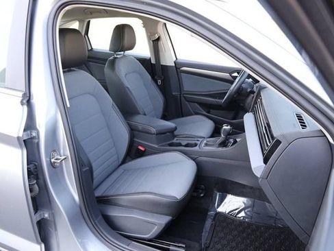 Used 2025 Volkswagen Jetta SE w/ Sunroof Package FWD image 27