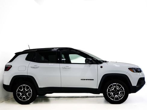 Used 2025 Jeep Compass Trailhawk AWD/4WD image 4