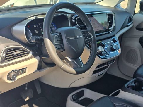 Certified 2024 Chrysler Pacifica Touring-L FWD image 12