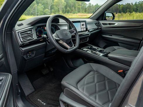 Used 2024 Volkswagen Atlas Cross Sport SE w/ Panoramic Sunroof Package FWD image 10