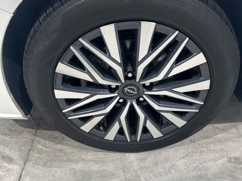Used 2025 Nissan Altima 2.5 SV FWD image 10