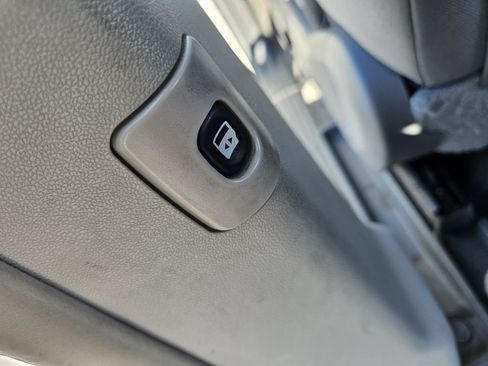 Used 2009 Chrysler Town & Country Touring FWD image 20
