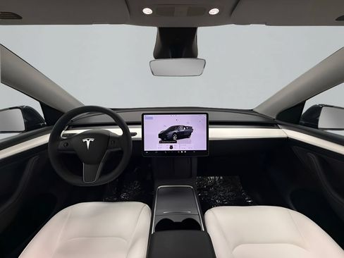 Used 2024 Tesla Model Y Long Range AWD/4WD image 16
