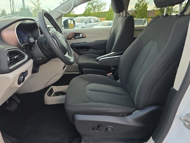 Used 2023 Chrysler Voyager LX FWD image 10