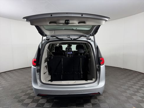 Used 2024 Chrysler Pacifica Limited image 19