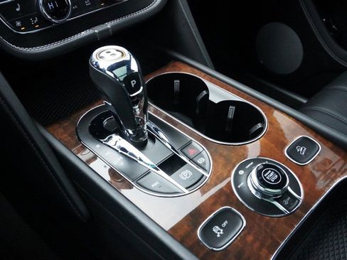 Used 2019 Bentley Bentayga AWD/4WD image 54