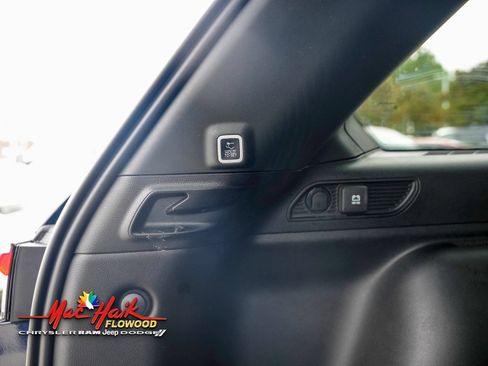 Used 2024 Jeep Grand Cherokee Limited image 9