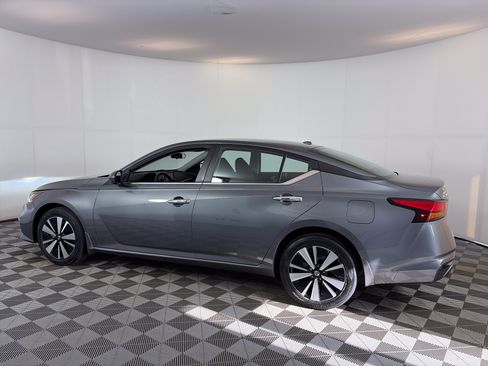 Certified 2021 Nissan Altima 2.5 SV w/ SV Premium Package AWD/4WD image 8