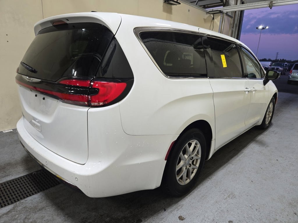 Used 2024 Chrysler Pacifica Touring-L FWD image 12