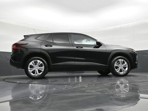 Used 2025 Chevrolet Trax LS FWD image 25