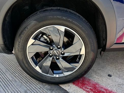 Used 2025 Nissan Rogue SV image 9