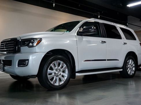 Used 2022 Toyota Sequoia Platinum AWD/4WD image 3