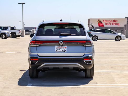 New 2025 Volkswagen Taos SE FWD image 5