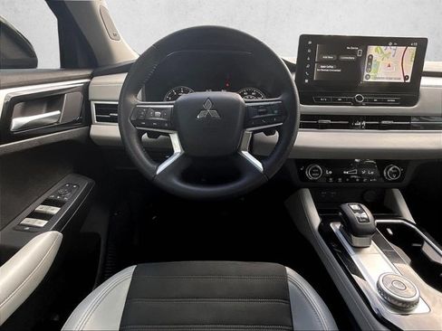 Used 2025 Mitsubishi Outlander SE FWD image 5