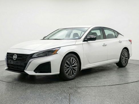 Used 2025 Nissan Altima 2.5 SV image 3
