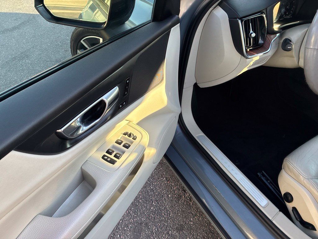 Used 2022 Volvo S60 B5 Momentum w/ Premium Package FWD image 10