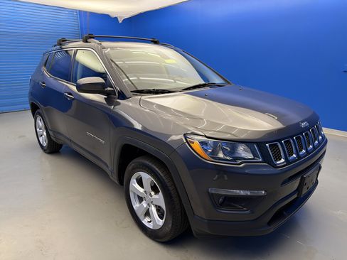 Used 2018 Jeep Compass Latitude w/ Popular Equipment Group AWD/4WD image 2