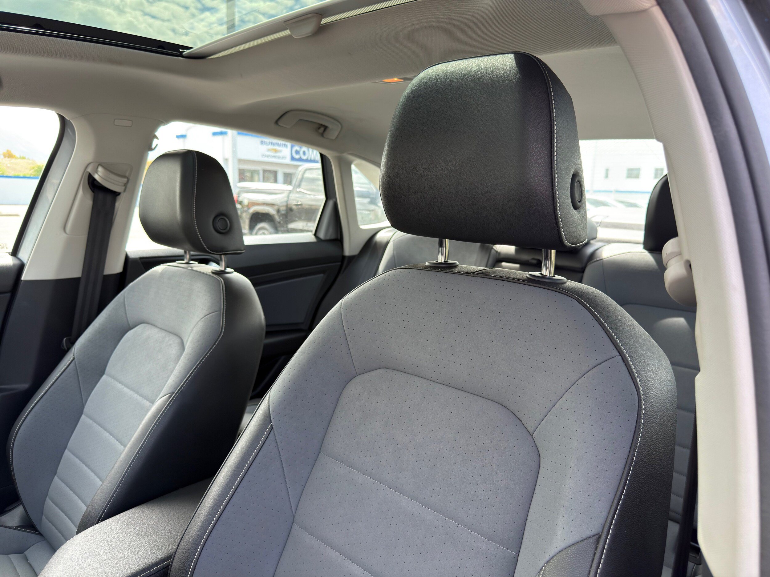Used 2025 Volkswagen Jetta SE FWD image 25