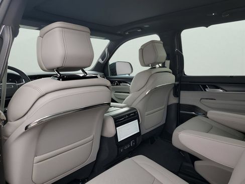 New 2026 Jeep Grand Wagoneer Summit image 19