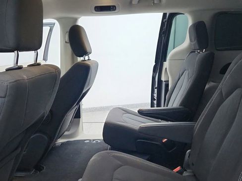 Used 2023 Chrysler Voyager LX image 28