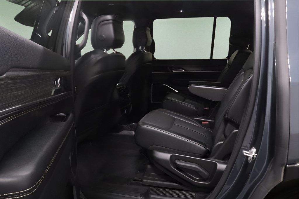 Certified 2024 Jeep Wagoneer Series II AWD/4WD image 11