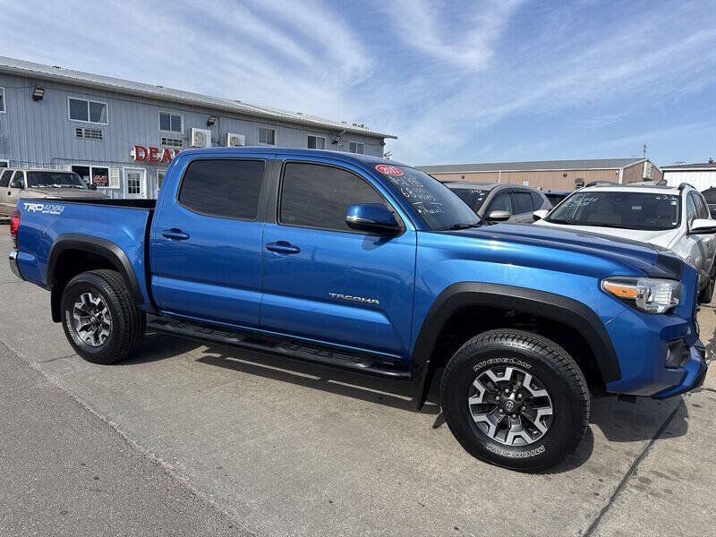 Used 2017 Toyota Tacoma TRD Off-Road w/ Tow Package AWD/4WD image 11