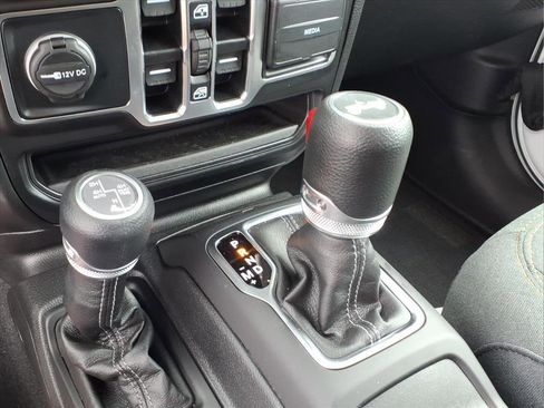 Used 2025 Jeep Wrangler Unlimited Sahara AWD/4WD image 7
