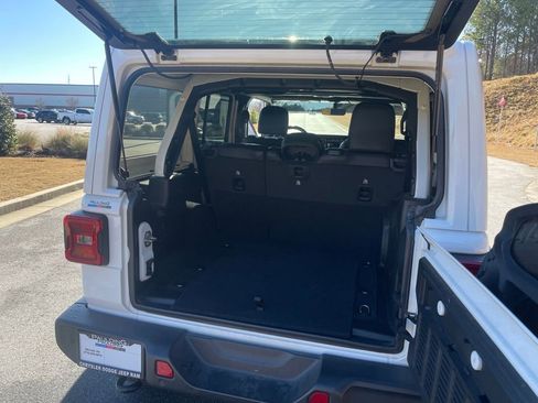 Used 2020 Jeep Wrangler Unlimited Sahara image 21