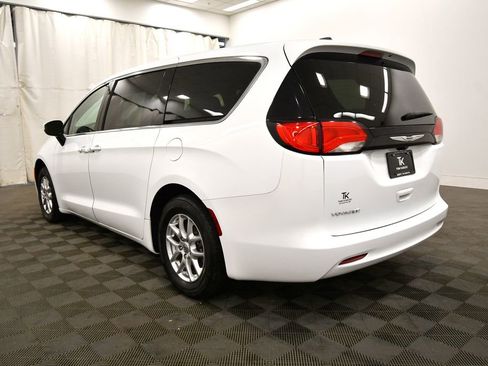 Used 2023 Chrysler Voyager LX image 5