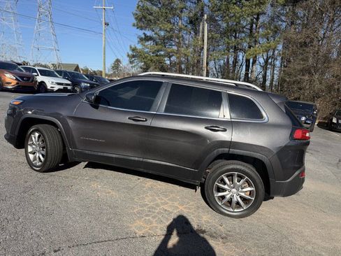 Used 2018 Jeep Cherokee Limited w/ Luxury Group AWD/4WD image 4