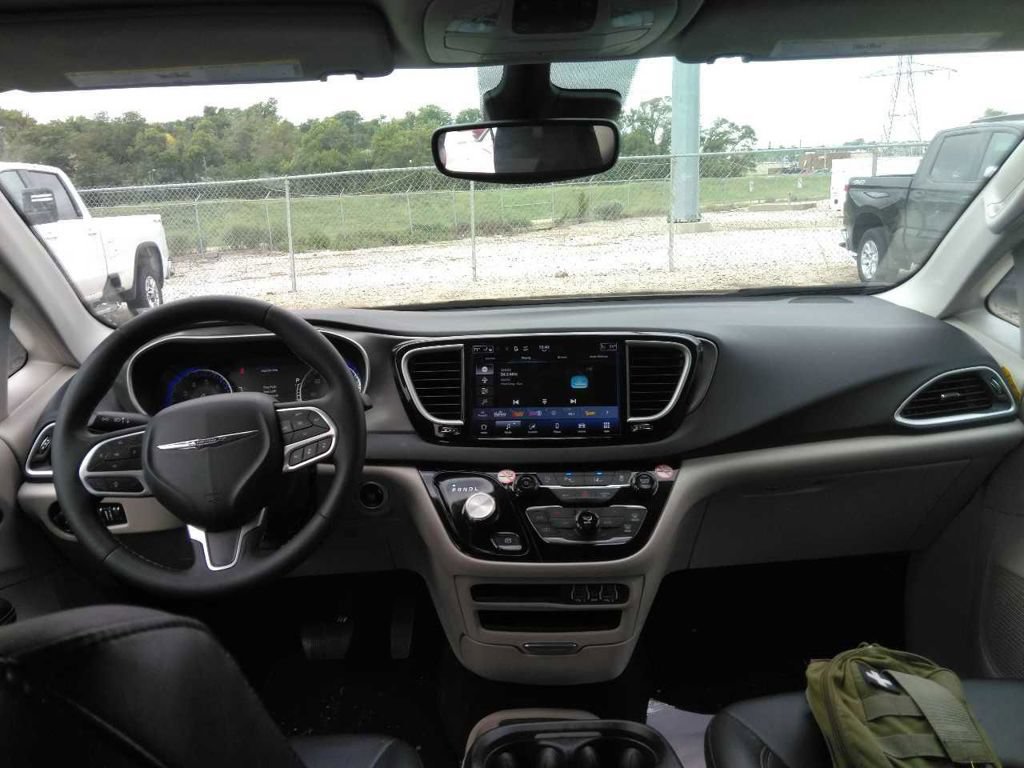 Used 2024 Chrysler Pacifica Touring-L FWD image 4