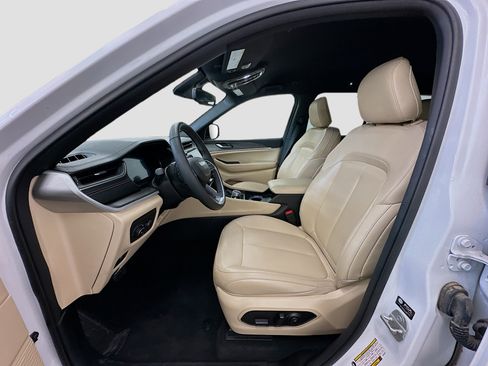 Used 2024 Jeep Grand Cherokee Limited image 13