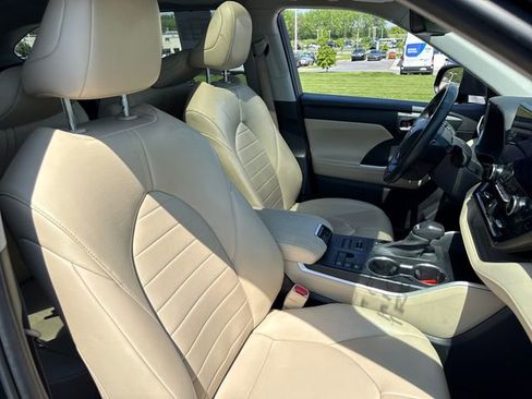 Used 2023 Toyota Highlander XLE AWD/4WD image 13