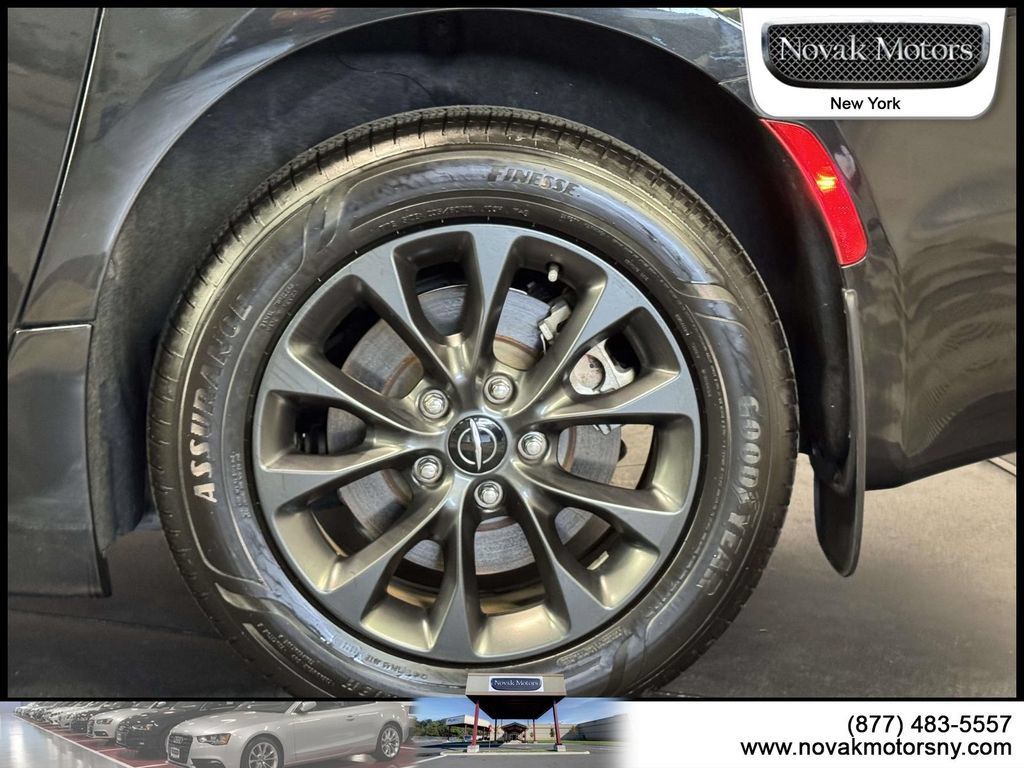 Used 2021 Chrysler Pacifica Touring-L w/ S Appearance Package AWD/4WD image 9