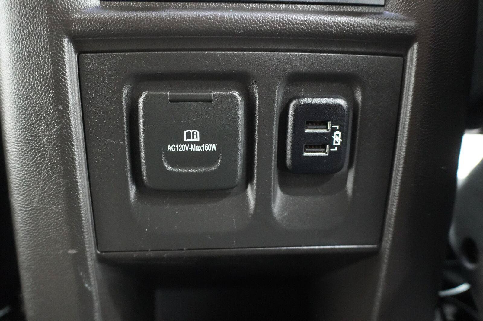 Used 2018 Chevrolet Traverse Premier w/ Driver Confidence II Package FWD image 32
