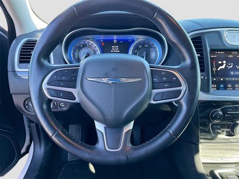 Used 2022 Chrysler 300 Touring L image 11