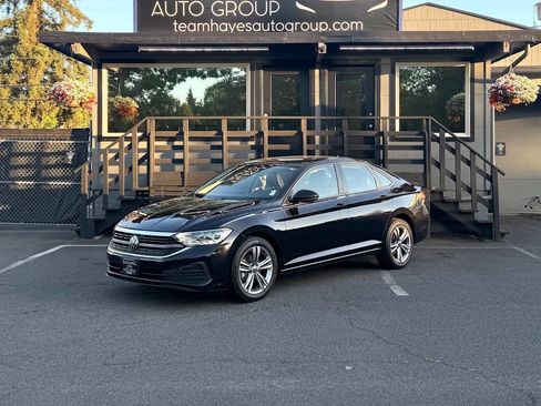 Used 2024 Volkswagen Jetta SE FWD image 2