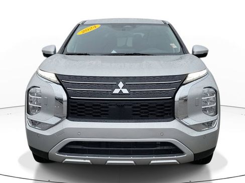 Used 2024 Mitsubishi Outlander SE image 2