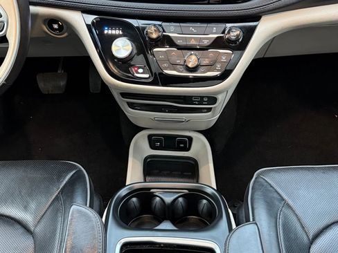 Used 2018 Chrysler Pacifica Limited image 28