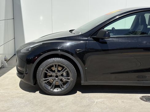 Used 2024 Tesla Model Y 2WD image 5