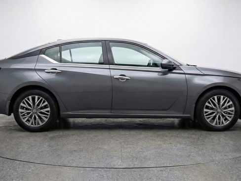 Used 2025 Nissan Altima 2.5 SV FWD image 11