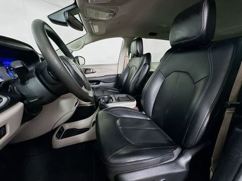 Used 2021 Chrysler Voyager Lxi FWD image 11