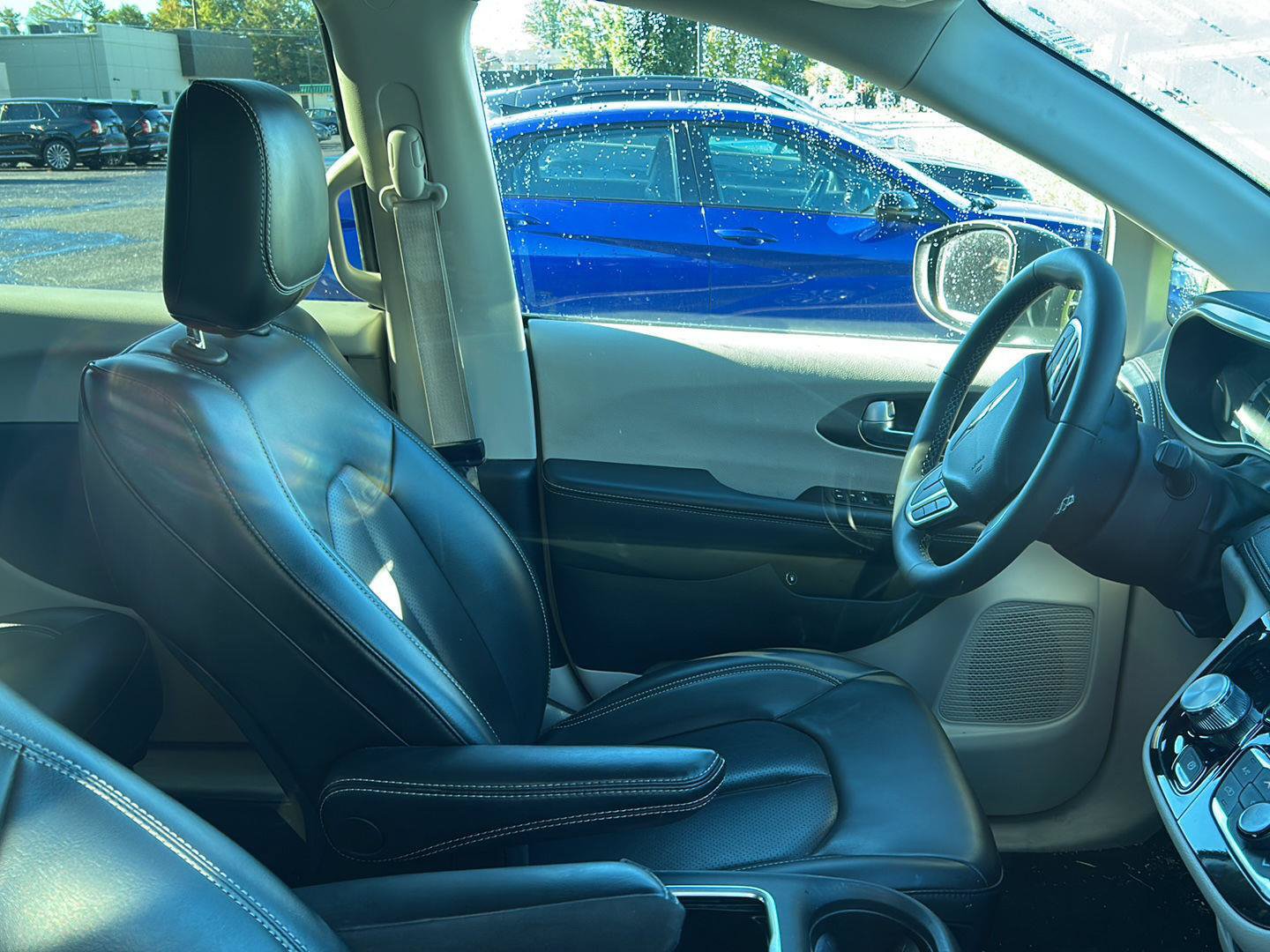 Used 2023 Chrysler Pacifica Touring-L FWD image 10