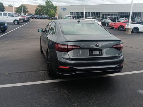 Used 2022 Volkswagen Jetta SE w/ Panoramic Sunroof Package FWD image 7
