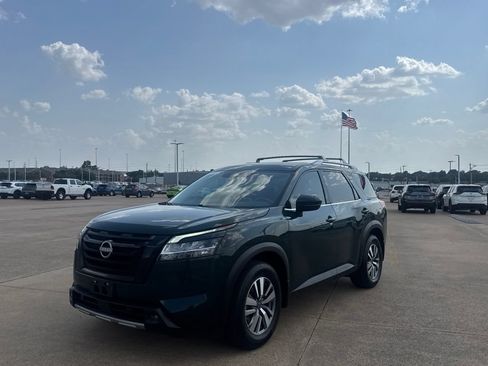 Certified 2023 Nissan Pathfinder SL w/ Black Appearance Package FWD image 8