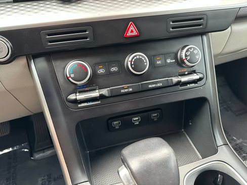Used 2022 Kia Carnival LX FWD image 27