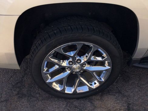Used 2017 Chevrolet Suburban LT image 23