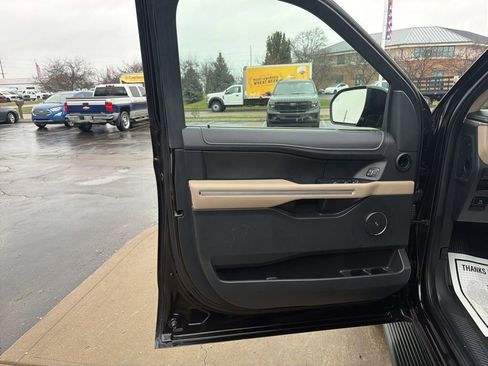 Used 2024 Ford Expedition Limited image 12